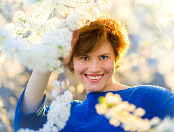 Lähikuva muotokuva kaunis 30-vuotias nainen ilman meikkiä lähellä kukkivat kirsikkapuu, aito kauneus nuori nainen kuten tuoreus kevään luonto - Valokuva, kuva