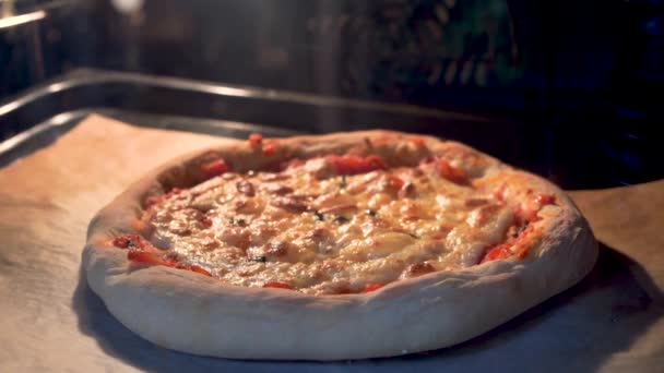 pizza készítés otthon, pizza margherita sütés az elektromos sütőben a konyhában - Felvétel, videó