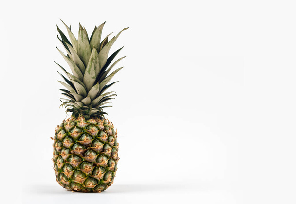 Natuurlijke ananas geïsoleerd op witte achtergrond met kopieerruimte. - Foto, afbeelding