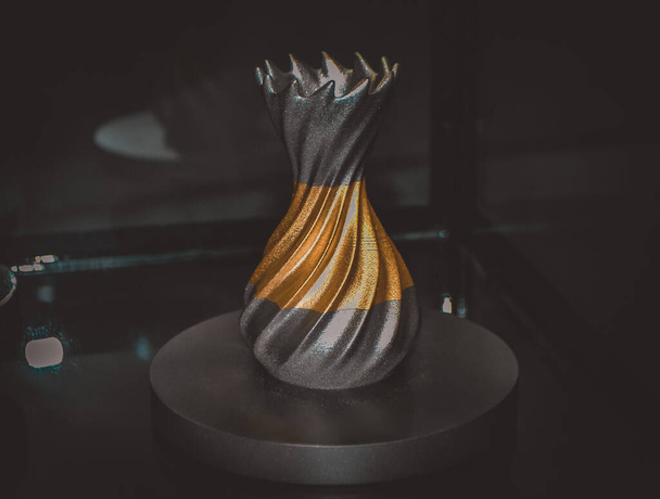 Voorwerp gedrukt op metalen 3D printer close-up - Foto, afbeelding