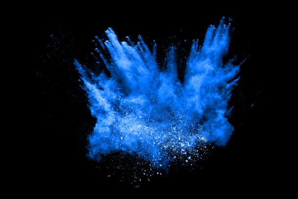 Explosion de poudre bleue sur fond noir. Nuage coloré. La poussière colorée explose. Peinture Holi. - Photo, image
