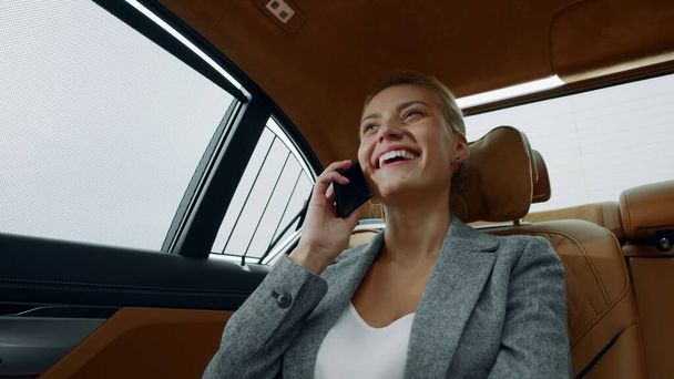 Χαμογελαστή γυναίκα που μιλάει στο ταξί. Επιχειρηματίας μιλάει τηλέφωνο στο αυτοκίνητο - Φωτογραφία, εικόνα