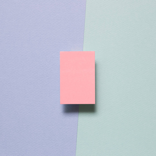 Růžový poznámkový papír, lepivé poznámky na fialovém a zeleném pozadí. horní pohled, kopírovací prostor - Fotografie, Obrázek