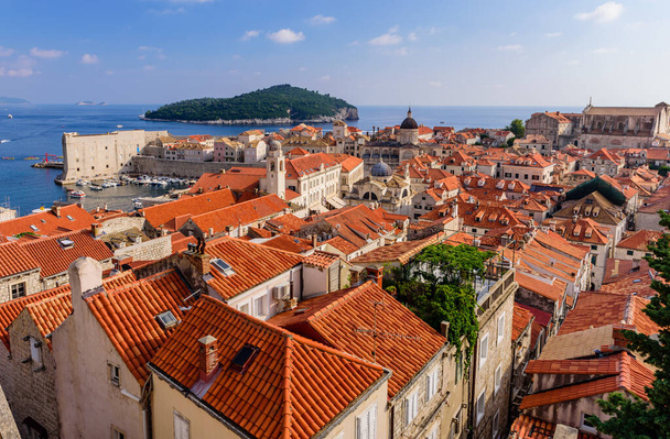 Hırvatistan 'ı gezmek. Dubrovnik şehir manzarası. Dubrovnik eski bir kasaba, güzel bir yaz manzarası. - Fotoğraf, Görsel
