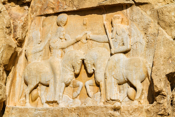 Nekropolis Naqsh-e Rustam 'ın Roma İmparatoru Valerian ve Arap Philip' e karşı Persepolis harabeleri yakınlarında kazandığı zaferi gösteren kadim rahatlama. Orta Doğu, Asya - Fotoğraf, Görsel