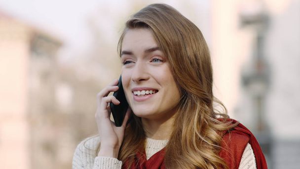 Emotionale Frau spricht Handy im Freien. Aufgeregtes Mädchen telefoniert mit Handy - Foto, Bild