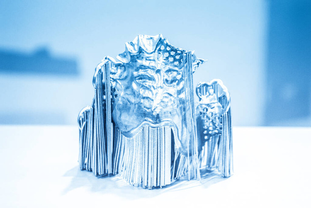 Tandheelkundige kronen gedrukt in laser sintermachine. Moderne 3D-printer - Foto, afbeelding