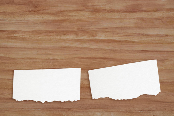 Papier blanc vierge sur fond de bureau en bois avec espace de copie. Haut vers le bas - Photo, image