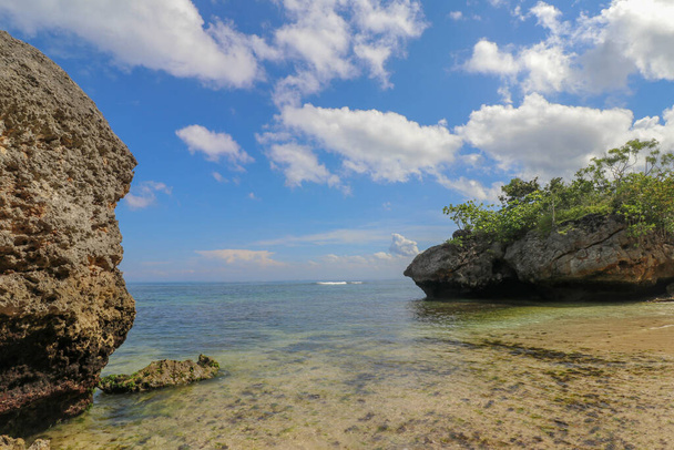 Padang Padang Beach Balilla Indonesiassa - luontolomatausta. Jättiläislohkareita ja kalliomuodostelmia Intian valtameren yllä. - Valokuva, kuva