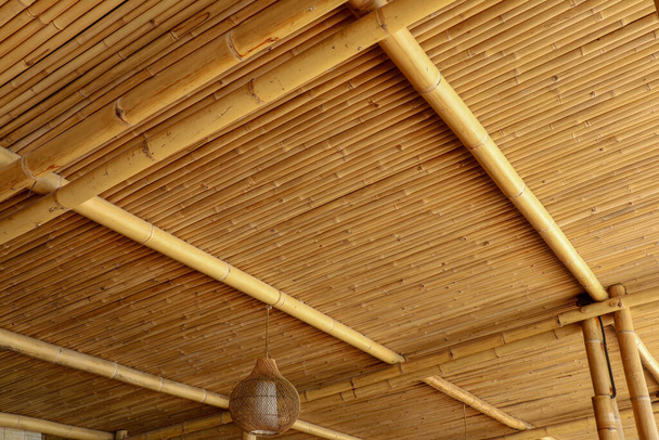 textuur achtergrond van bamboe dak. Ecologisch huis gemaakt van natuurlijke materialen. - Foto, afbeelding