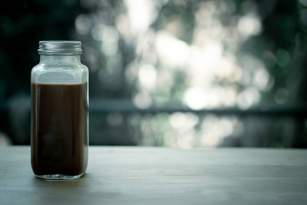 Kávé mokka üvegben a fa asztalon - Fotó, kép