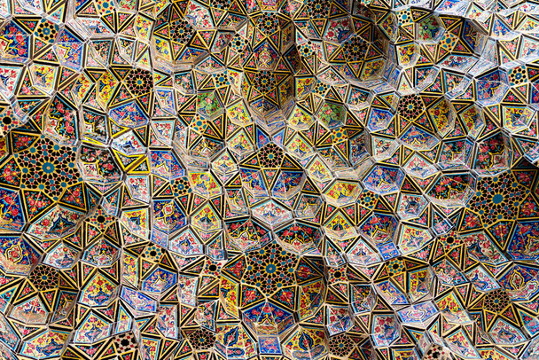 Πολύχρωμο ανατολίτικο γεωμετρικό σχεδιασμό και το πρότυπο που συναντάται συνήθως σε περσικά τζαμιά και medresses. Ισπαχάν, Σιράζ, Τεχεράνη, Ιράν - Φωτογραφία, εικόνα