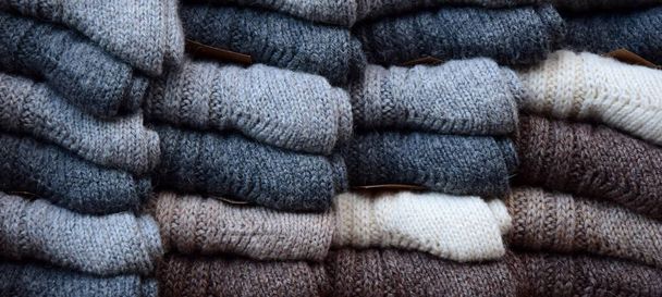 Chaussettes en laine, chaussettes de différentes couleurs sur un stand au marché de Noël - Photo, image