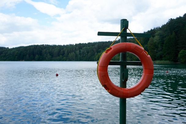 Червоне життя буй на березі озера, зелені озера, Вільнюс. - Фото, зображення
