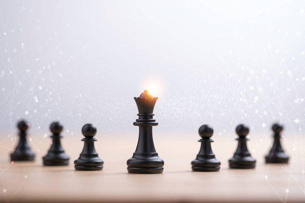 Królowa szachy przesadziła z prowadzeniem szachów z czarnym pionkiem i pokazała inne pomysły. Zmiana technologii biznesowych i zakłócenie nowej, normalnej koncepcji. - Zdjęcie, obraz