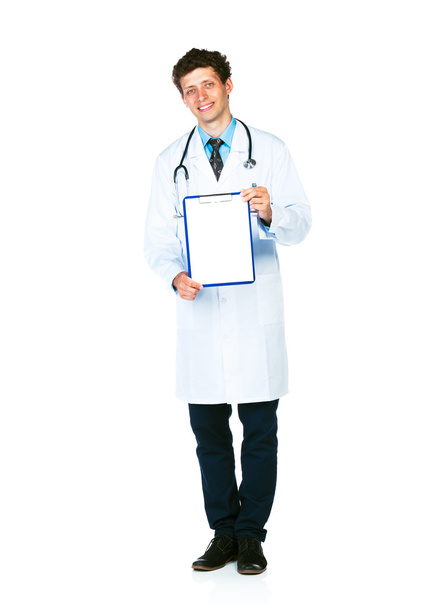 volledige lengte jonge mannelijke arts weergegeven: klembord lachend met cop - Foto, afbeelding