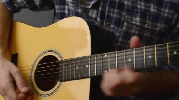 Man playing acoustic guitar - Záběry, video