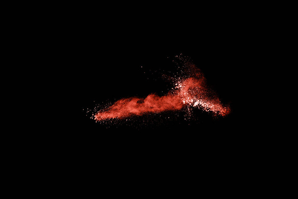 Vivente esplosione di polvere di colore corallo su sfondo nero. Nuvola colorata. Polvere colorata esplodere. Dipingere Holi. - Foto, immagini