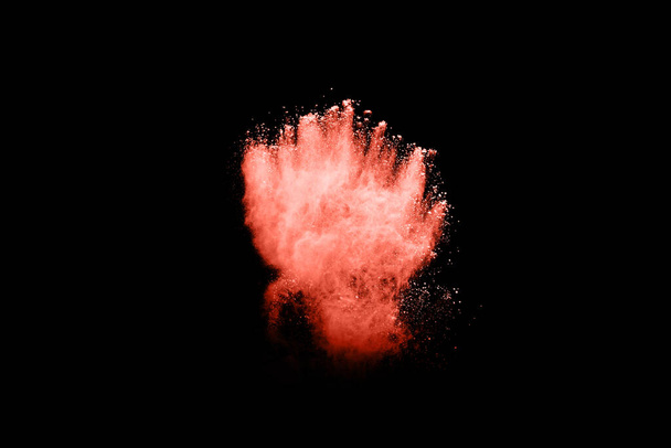 Ζωντανό Coral χρώμα σε σκόνη έκρηξη σε μαύρο φόντο. Χρωματιστό σύννεφο. Πολύχρωμη σκόνη εκραγεί. Βαφή Holi. - Φωτογραφία, εικόνα