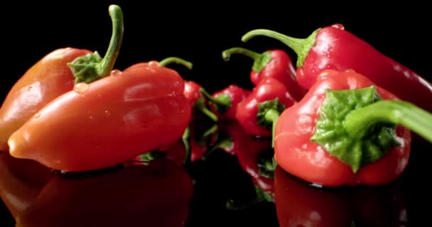Fűszeres paprika piros friss chili paprika élelmiszer 4k hq szuper makró közelkép - Felvétel, videó