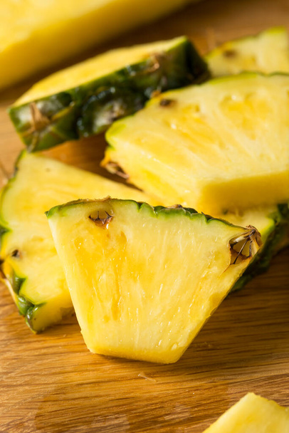 Raw Yellow Organic PIneapple Slices Ready to Eat - Foto, afbeelding