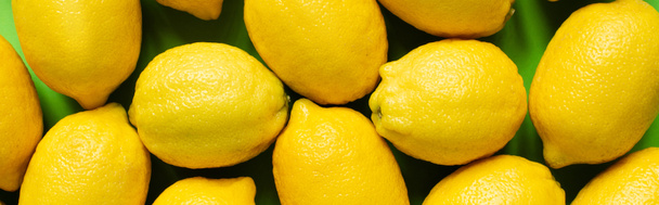 felső kilátás érett sárga citrom zöld háttér, panoráma termés - Fotó, kép