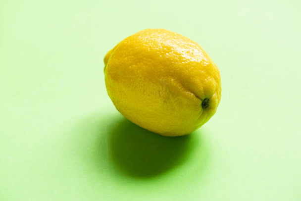 citron jaune mûr coloré sur fond vert - Photo, image