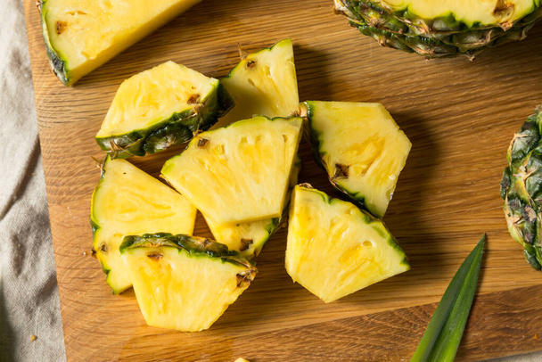Raw Yellow Organic PIneapple Slices Ready to Eat - Foto, afbeelding