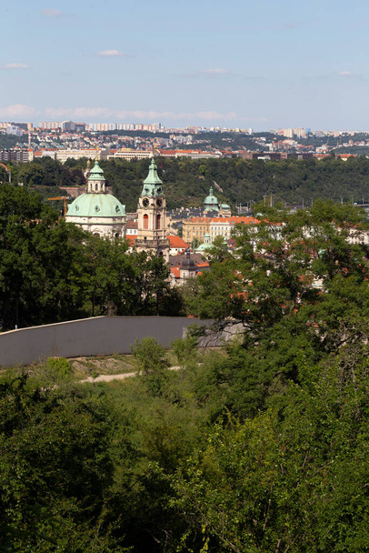 Prága város zöld természet a Hill Petrin, Cseh Köztársaság - Fotó, kép
