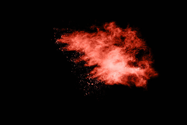 Siyah arka planda Yaşayan Mercan renk pudrası patlaması. Renkli bulut. Renkli toz patlar. Boya Holi. - Fotoğraf, Görsel
