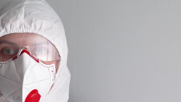 女性は、個人的な防護服、ゴーグル、マスク、手袋を着用し、公衆の場で消毒と除染を行い、危機時の病気の蔓延を減らす｜covid-19. - 映像、動画