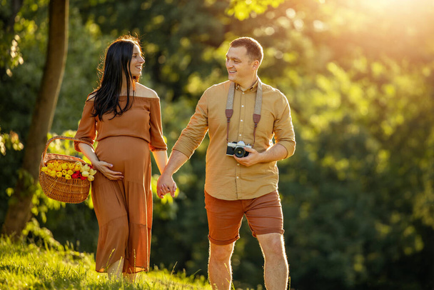 Šťastný pár užívající si v létě v parku.Štěstí, láska, lidé a přírodní koncept. - Fotografie, Obrázek