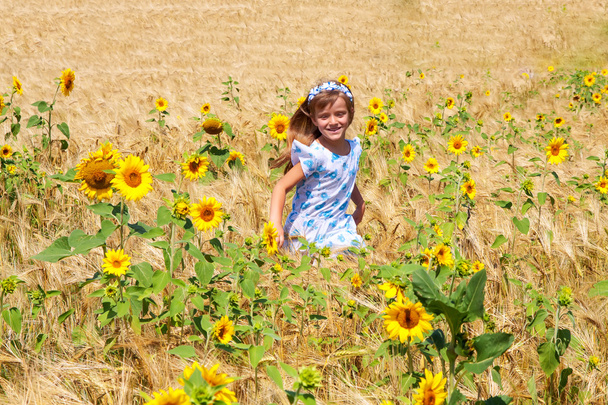 boldog kis lány fut egy mezőben - Fotó, kép