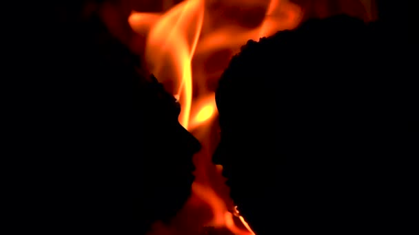 Liefde leidt Silhouet. Super slow motion close-up van brandende heldere vuurlijn geïsoleerd op zwarte achtergrond. 1000 fps - Video