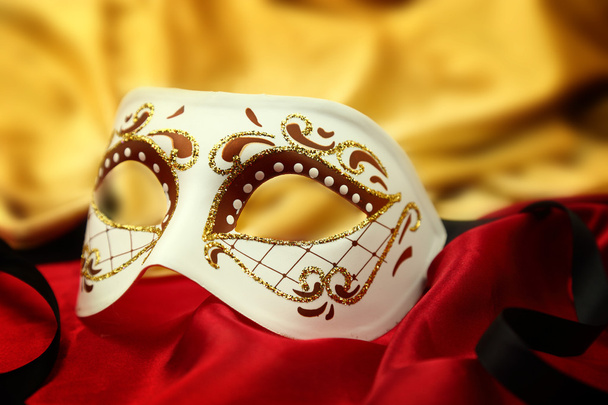 Vintage Venetiaanse carnaval masker op fluweel achtergrond - Foto, afbeelding