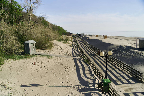 Boardwalk de madeira em Yantarniy Beach. Praia com bandeira azul. Região de Kaliningrado
 - Foto, Imagem