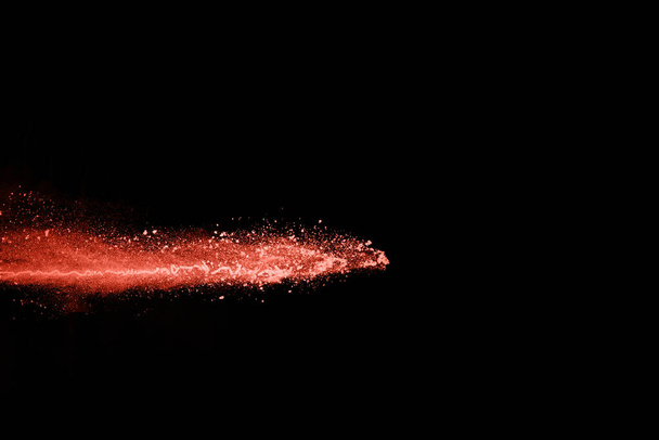 explosion vivante de poudre de couleur corail sur fond blanc. Nuage coloré. La poussière colorée explose. Peinture Holi. - Photo, image