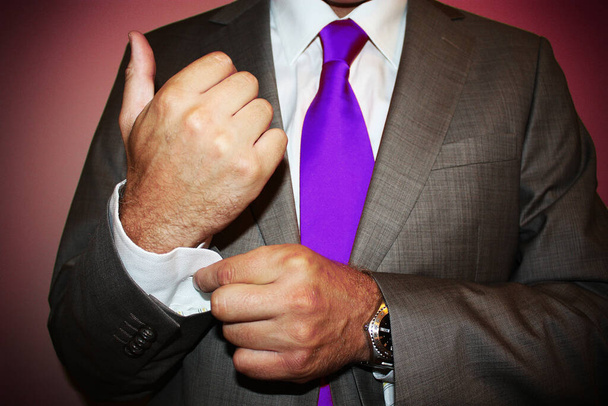Homem de negócios com gravata violeta no fundo rosa
 - Foto, Imagem