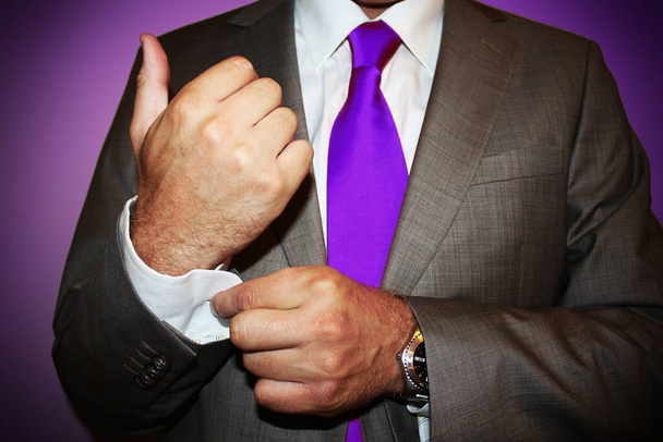 Hombre de negocios con corbata violeta sobre fondo violeta
 - Foto, imagen