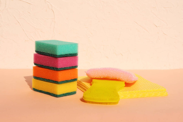 Esponjas coloridas para limpar pratos em um fundo branco. Esponjas para lavar louça
. - Foto, Imagem