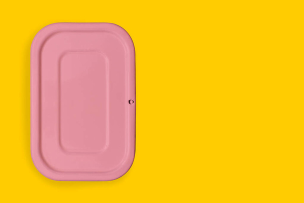 Recipiente de comida rosa em um fundo colorido. Embalagem para armazenar Café da manhã, jantar ou almoço. O conceito de entrega de alimentos. Vista superior, espaço de cópia
. - Foto, Imagem