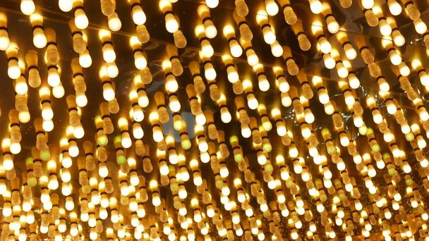 Velhas lâmpadas elétricas fasioned piscando e brilhando à noite. Abstrato close-up de retro cassino decoração cintilante em Las Vegas, EUA. Lâmpadas de estilo vintage iluminadas brilhando na rua Freemont. - Foto, Imagem