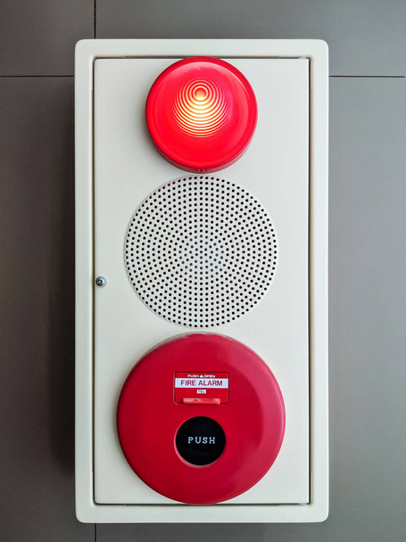 オフィスビルの白いコンクリート壁の火災警報装置（火災警報ベル、スピーカー、サイレンライト）. - 写真・画像