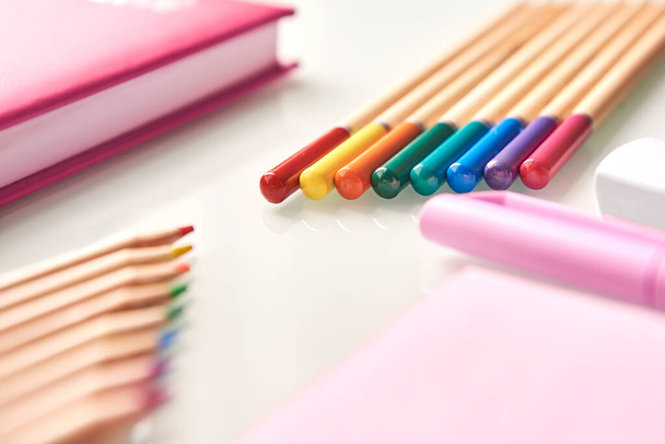 цветные карандаши белый фон обратно в школу
 - Фото, изображение