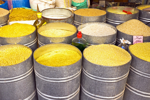 Riz, spaghettis, nouilles en grosses tonnes sur un marché au Maroc Afrique
 - Photo, image