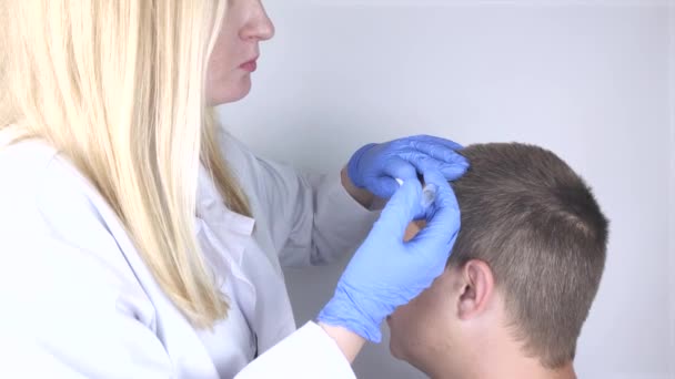 Der Arzt Trichologe führt Mesotherapie oder Plasmatherapie durch. Behandlung von Haarausfall. Haarausfall, Haarausfall, Haarausfall, Juckreiz, brennender Kopf oder Seborrhoe - Filmmaterial, Video