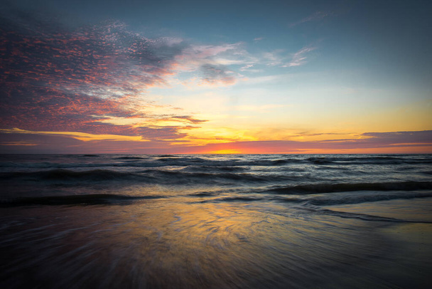 Pôr do sol excepcionalmente bonito ou vista do nascer do sol pelo mar Báltico
 - Foto, Imagem