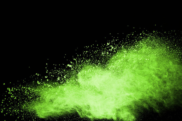 Движение абстрактного взрыва пыли застыло зеленым на черном фоне. Остановить движение порошка зеленого цвета на черном фоне. Взрывной порох зеленый на черном фоне
. - Фото, изображение