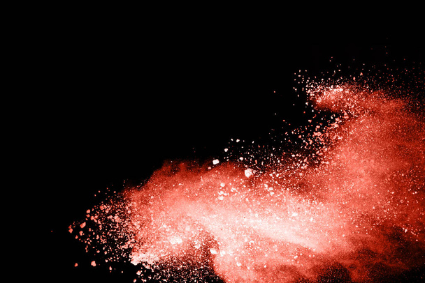 Абстрактный живой коралловый порошок брызги фона, Замораживание движения цветового порошка взрываясь / бросая цветовой порошок, цвет блеск текстуры на черном фоне
. - Фото, изображение