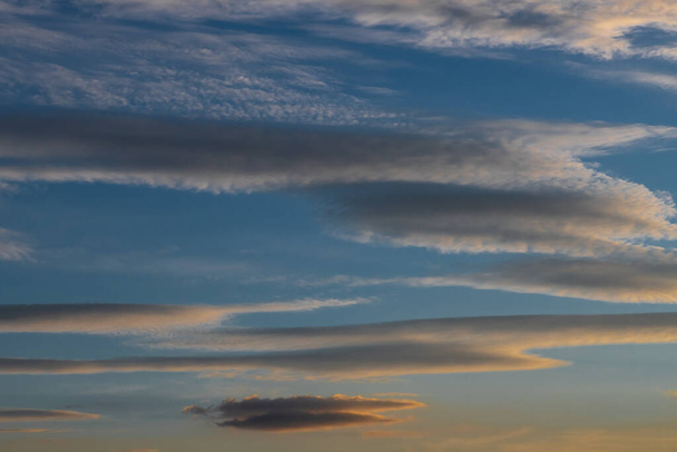 Formazioni di nuvole al tramonto in un cielo primaverile - Foto, immagini